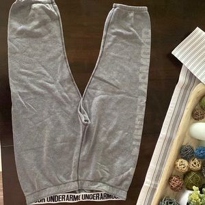 Under Armour Cropped Sweatpants. I believe they are size XL.